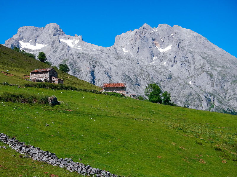 Ruta Circular Picos de Europa Caliza Guías